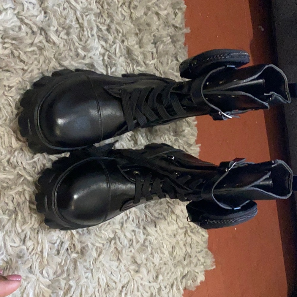 New combat boots with pouch